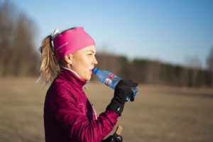 Jos lihakset tuntuvat aamulenkillä tukkoiselta tai kuivilta, panostan päivän aikana enemmän juomiseen.
