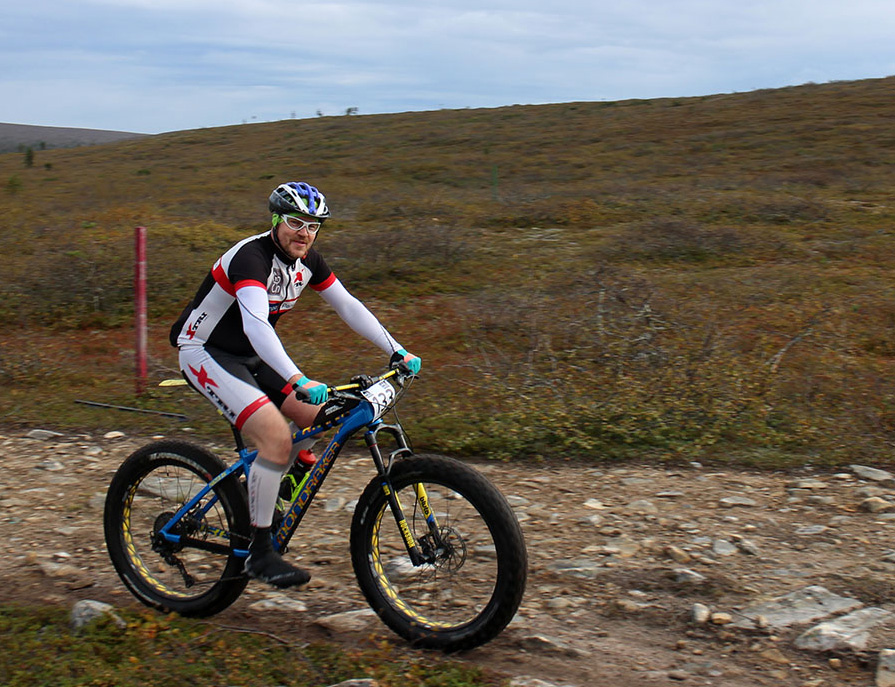 Sami Vuorikoski maastopyöräilee tuntureilla.