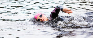 Märkäpuku triathloniin: se kelluttaa ja helpottaa siten avovesiuintia.