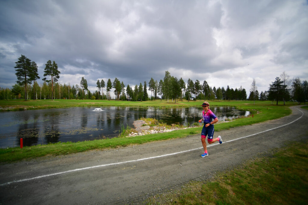 Ironman Kuopio-Tahkon juoksureitti kiertelee Tahkon lomakylällä.