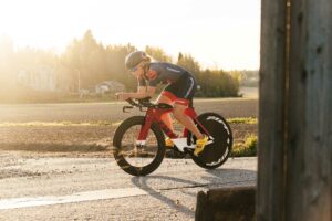 Minna Koistinen neuvoo, miten triathlonistin sisäpyöräily mahdollistaa tasonnoston harjoitteluun.