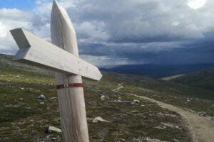 Racing the Planet Lapland -etappikilpailu alkaa Pallaksen lähistöltä. Kuvassa reitin suuntanuoli Taivaskeron lähellä.