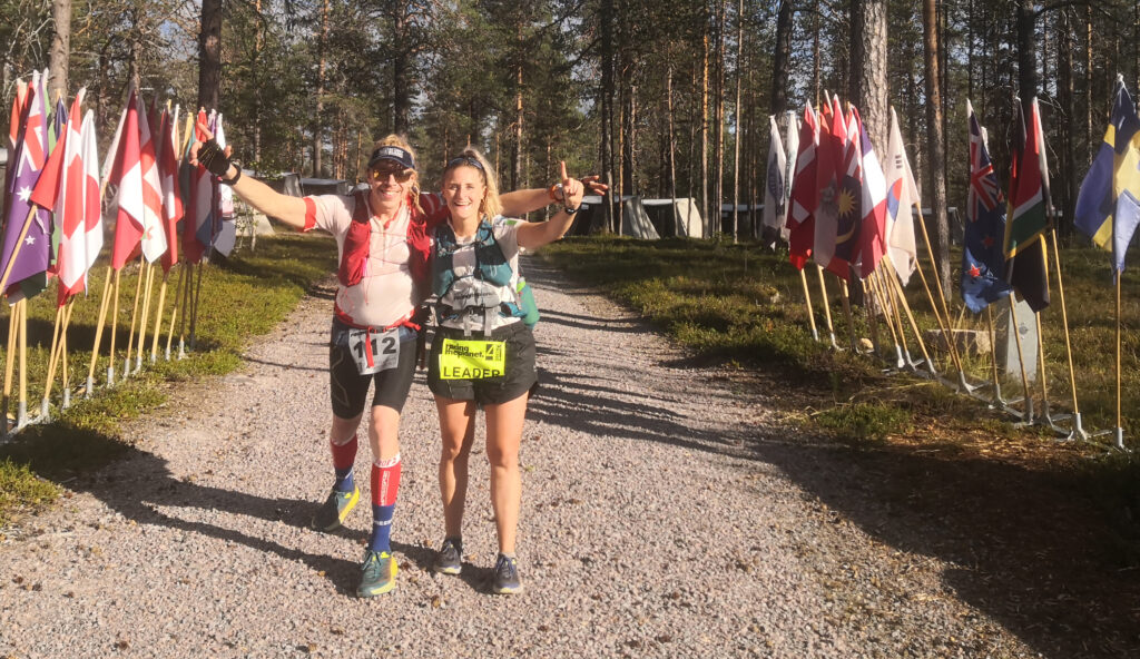 Racing the Planet Lapland 80 kilometrin etapin eli pitkän marssin maalissa Tomi Savolainen ja naisten johtaja Sarah Oppermann.