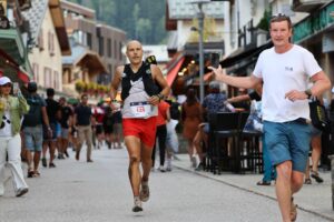 Juuso Simpanen UTMB 2022. Vierellä juoksee Simpasta sparrannut Kai Langel.