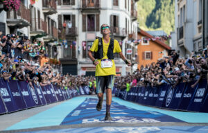 UTMB 2023 Courtney Dauwalter saapuu maaliin voittajana.
